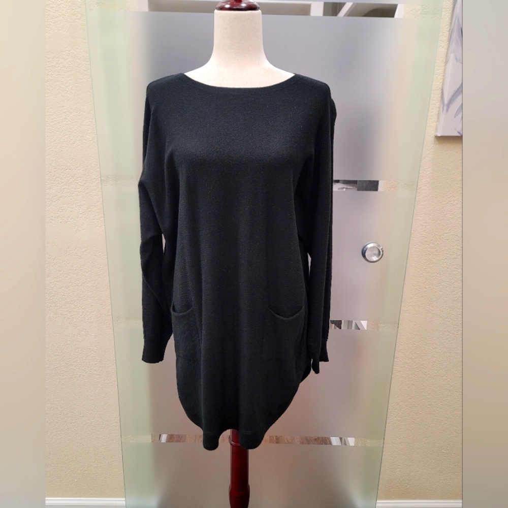 Italian Cashmere Black Tunic with Pockets And Button Details. Size Large/XL